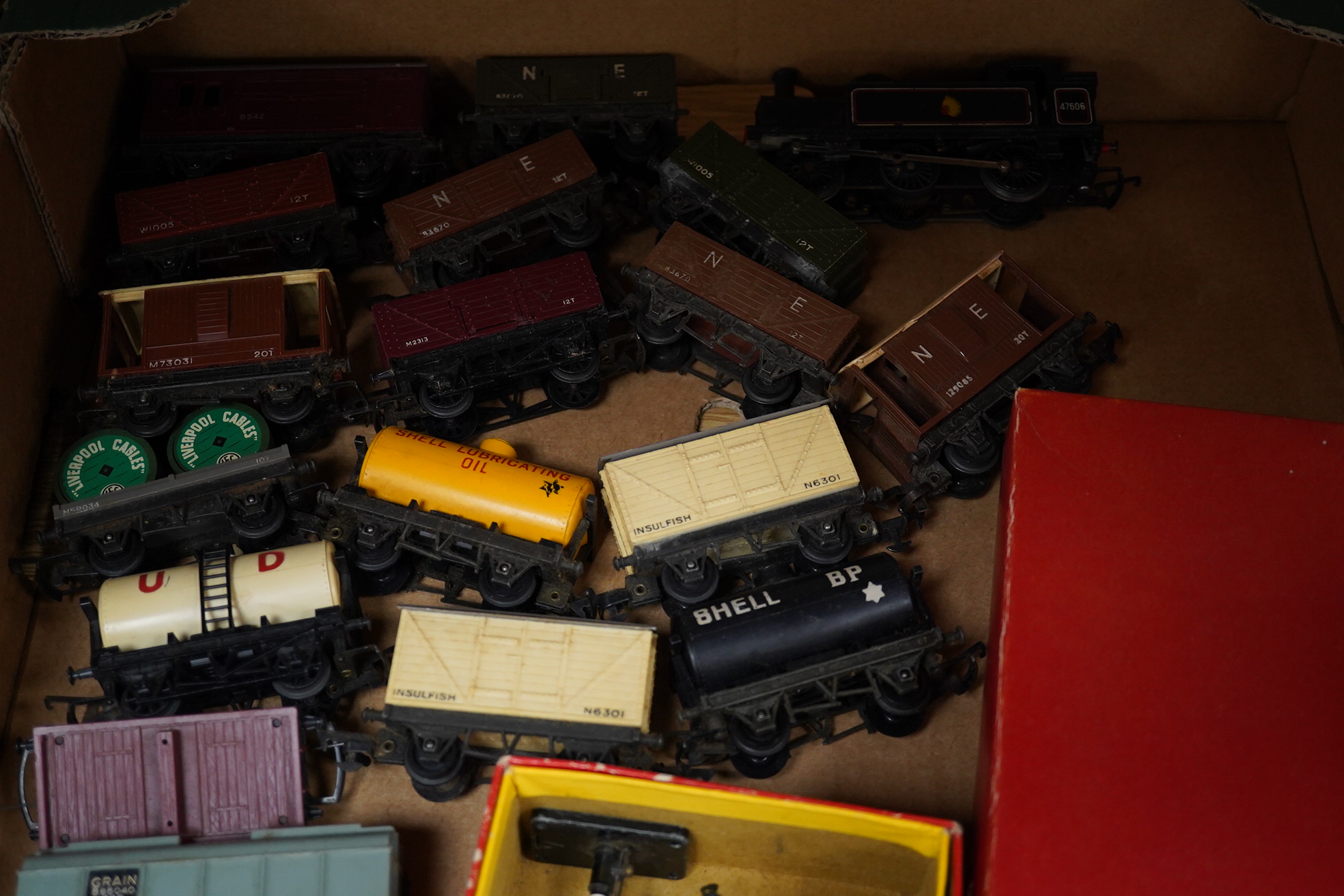 A collection of Tri-ang Railways 00 gauge model railway, including seven locomotives; a BR Class 31 Co-Co diesel locomotive, a BR Princess Royal Class, a Britannia Class, a Class 08 diesel, a Class 77 pantograph loco, to